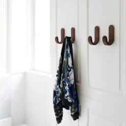 Curve Hook Walnut