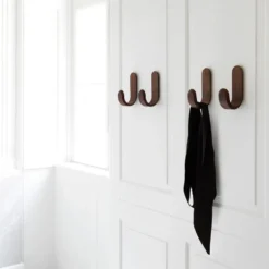 Curve Hook Walnut