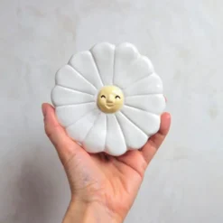 Large Margarito Flower with White Petals