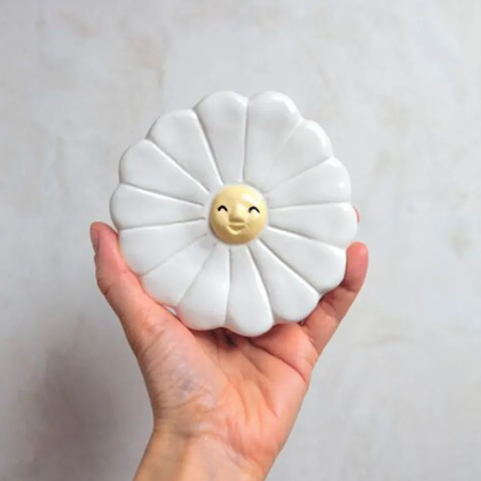 Large Margarito Flower with White Petals